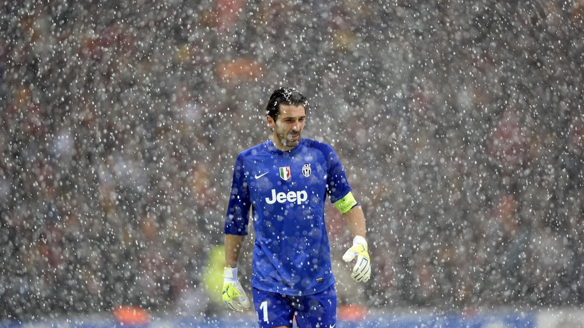 乔·莫伊:凭借极高的scrum控制力和防守反应,成为全黑队的坚强后盾